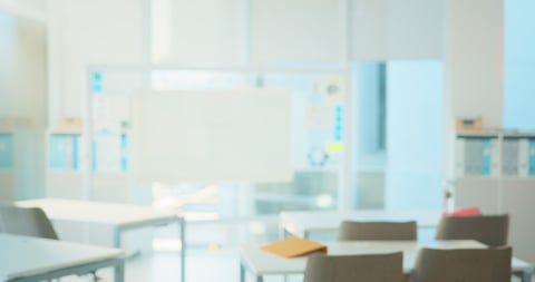 Salón de clases vacío, escritorios y sillas para aprendizaje universitario con destello de lente
